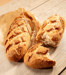 Pan entero y cortado  sobre tabla de madera. Whole and sliced ​​bread on wooden board.
