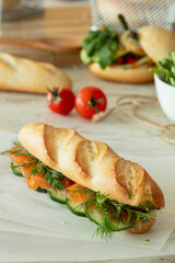 Bocadillo de salmón con verdura, baguette. Salmon sandwich with vegetables, baguette.