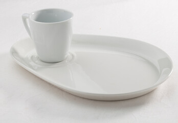 Bandeja de porcelana blanca con tapa de café vacía sobre fondo blanco. Empty white porcelain coffee tray with lid on white background.
