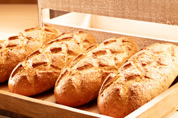 Conjunto de baguettes de pan tostado metidos en un cajón. Set of toasted baguettes tucked into a drawer.  