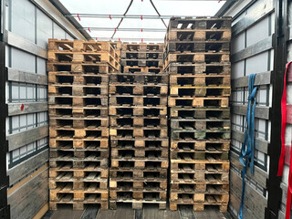 Transportation of a large number of empty pallets in a semi-trailer truck