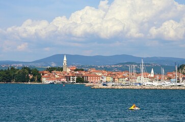Fototapeta na wymiar Vista panorámica de Izola y su puerto, Eslovenia