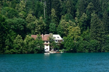 Fototapeta na wymiar Casa junto al lago Bled, Eslovenia