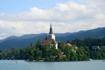 Fototapeta na wymiar Iglesia en el lago Bled, Eslovenia