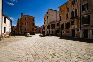 Fototapeta na wymiar Campo di Venezia, piazza con pozzo