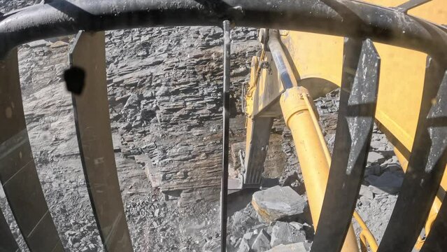 operaciones mineras desde el interior de la maquina, carga y acarreo.