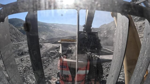 operaciones mineras desde el interior de la maquina, carga y acarreo.