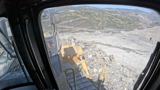 operaciones mineras desde el interior de la maquina, carga y acarreo.