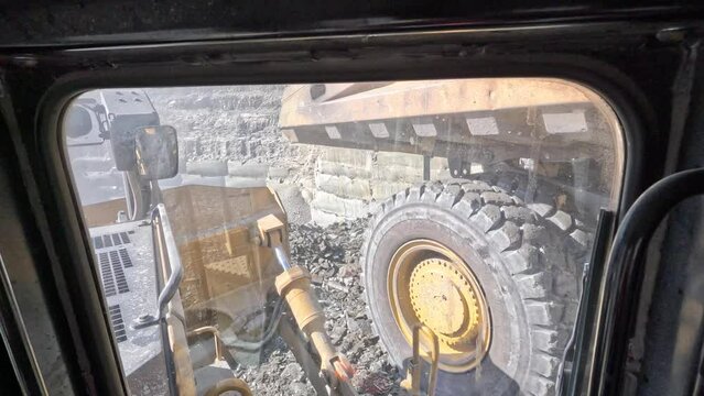operaciones mineras desde el interior de la maquina, carga y acarreo.