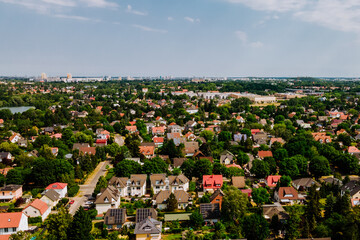 Die Betrachtung einer Stadt mit grün aus der Vogelperspektive