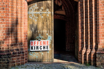 malchow, deutschland - portal der stadtkirche mit schild offene kirche
