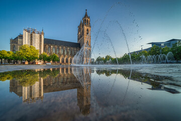 Wasserspiele auf dem Domplatz Magdeburg mit Magdeburger Dom