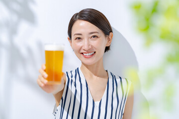 ビールを飲む女性
