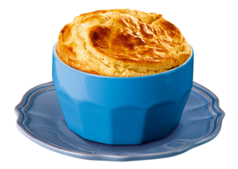 Tigela de porcelana azul com delicioso suflê isolado em fundo transparente