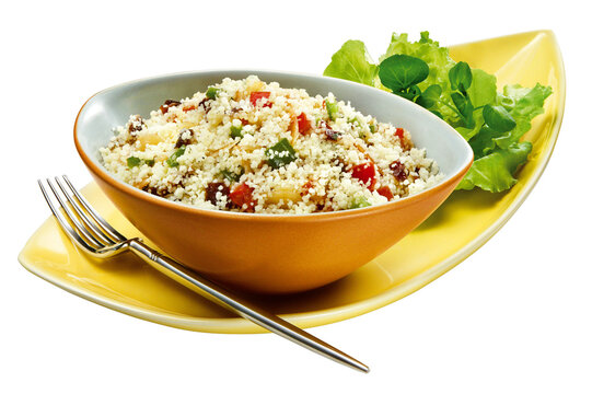 Tigela com delicioso cuscuz marroquino de legumes acompanhado de salada verde isolado em fundo transparente