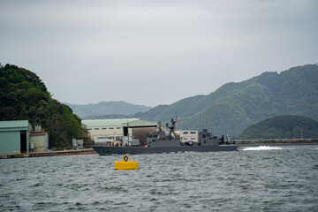 舞鶴港に入港する自衛隊艦船
