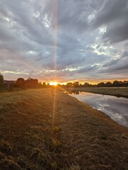 Fototapeta na wymiar Sonnenuntergang am Fluss