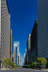 Fototapeta premium Near empty roads in central Tokyo on a very hot summers day.