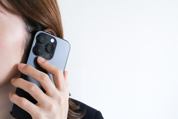 電話で話す女性