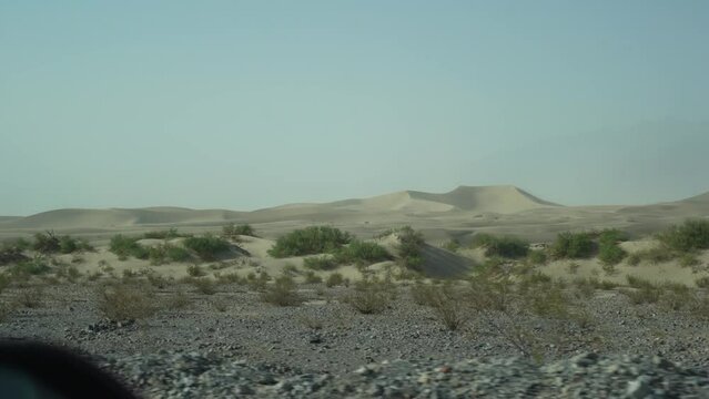 d&eacute;sert de vall&eacute;e de la mort en Californie avec dune de sable en voiture