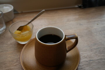 Brown Cup of Coffee on the table - ブラック コーヒー 茶色のカップ