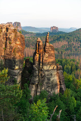 Brosinnadel an der H&auml;ntzschelstiege Sandstein Berg im Nationalpark S&auml;chsische Schweiz in Sachsen Deutschland zum Sonnenaufgang 