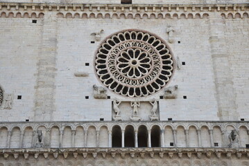  Rosace en façade à la basilica San Rufino à Assisi. Italie