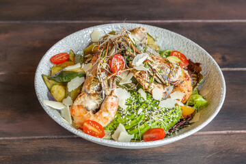 Salade de gambas en persillade, légumes grillées, avocat et parmesan. Repas équilibré.
