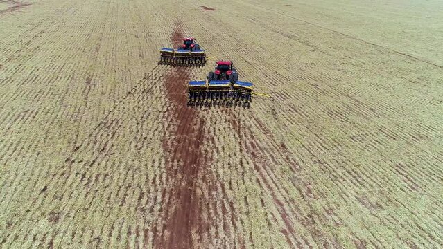 Trator com plantadeira em campo na fazenda