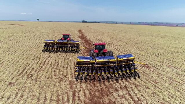 Trator com plantadeira em campo na fazenda