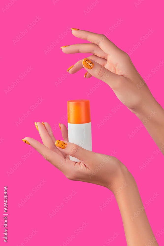 Poster Manicured womans hand holding sunscreen bottle on pink background