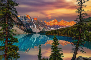 Golden Sunrise Over the Canadian Rockies at Moraine Lake in Canada - obrazy, fototapety, plakaty