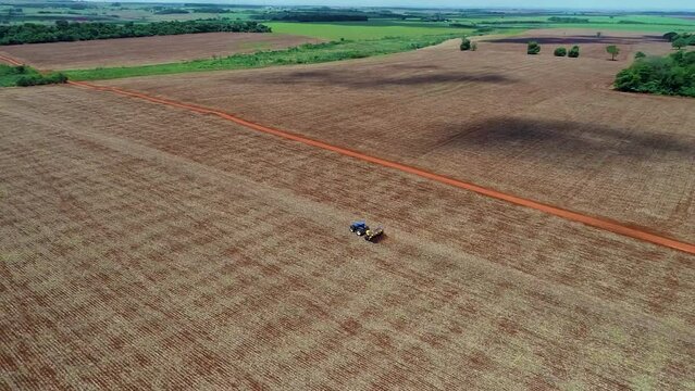 Trator com plantadeira em campo na fazenda