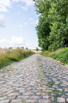 Secteur pav&eacute; de Mons En P&eacute;v&egrave;le emprunt&eacute; lors de la c&eacute;l&egrave;bre course cyclisme Paris - Roubaix dans le nord de la France. 