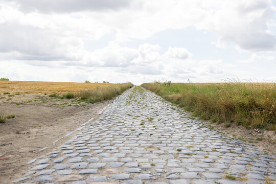 Secteur pav&eacute; de Mons En P&eacute;v&egrave;le emprunt&eacute; lors de la c&eacute;l&egrave;bre course cyclisme Paris - Roubaix dans le nord de la France. 