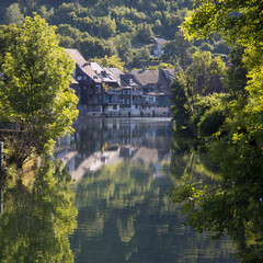 Fototapeta na wymiar Ornans, ville natale de Gustave Courbet baignée par les eaux de la Loue en Franche Comté
