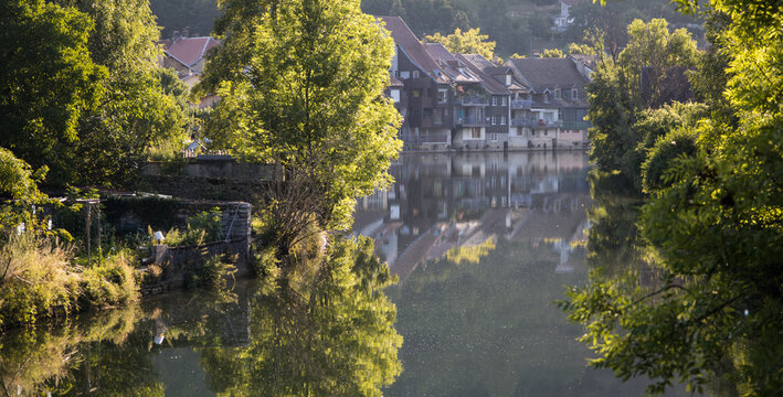 Ornans, ville natale de Gustave Courbet baign&eacute;e par les eaux de la Loue en Franche Comt&eacute;