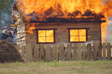 Płonący dom. Grunwald. Inscenizacja bitwy. Polska - Mazury - Warmia. © Rafa