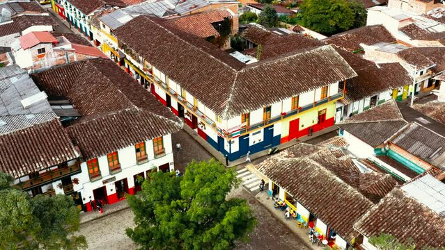 casas del parque del pueblo jard&iacute;n en antioquia , Colombia.