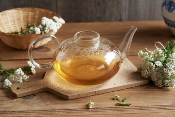 Yarrow tea with fresh blooming Achillea milefolium plant © Madeleine Steinbach