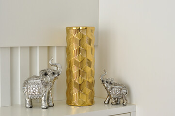 vaso de decoração dourado , simbolo de riqueza e prosperidade
