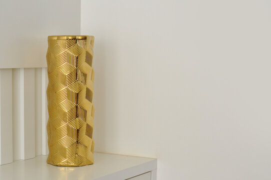 vaso de decora&ccedil;&atilde;o dourado , simbolo de riqueza e prosperidade