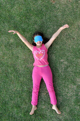 menina criança feliz com tapa olhos brincando na grama 