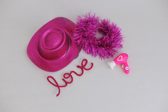 chapéu e amor cor de rosa com espaço para texto anúncio ou promoção barbie