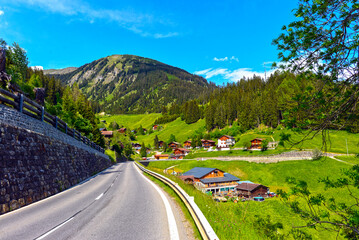 Die Arosastraße bei Langwies in der Region Plessur, Gemeinde Arosa im Kanton Graubünden (Schweiz)