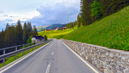 Die Arosastraße in der Region Plessur, Gemeinde Arosa im Kanton Graubünden (Schweiz)