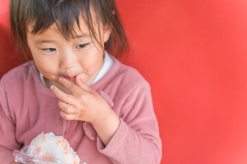 おにぎりを食べる日本人の子供（幼児）
