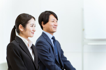 会社の会議室で企業の面接を受ける大学生(人事・自己紹介・自己PR・就職活動・転職)
