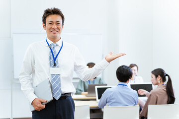 Fototapeta premium オフィスで仕事するアジア人ビジネスマン（中高年男性） 