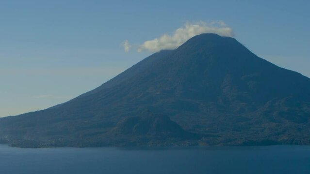 Monta&ntilde;a azul sobre el mar ye cielo azul